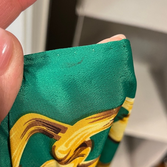 CHANEL Emerald and Gold Chain Motif Scarf - Picture 6 of 11